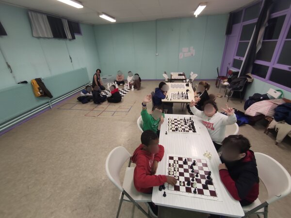 Atelier d'échecs en périscolaire pour des élèves en primaire